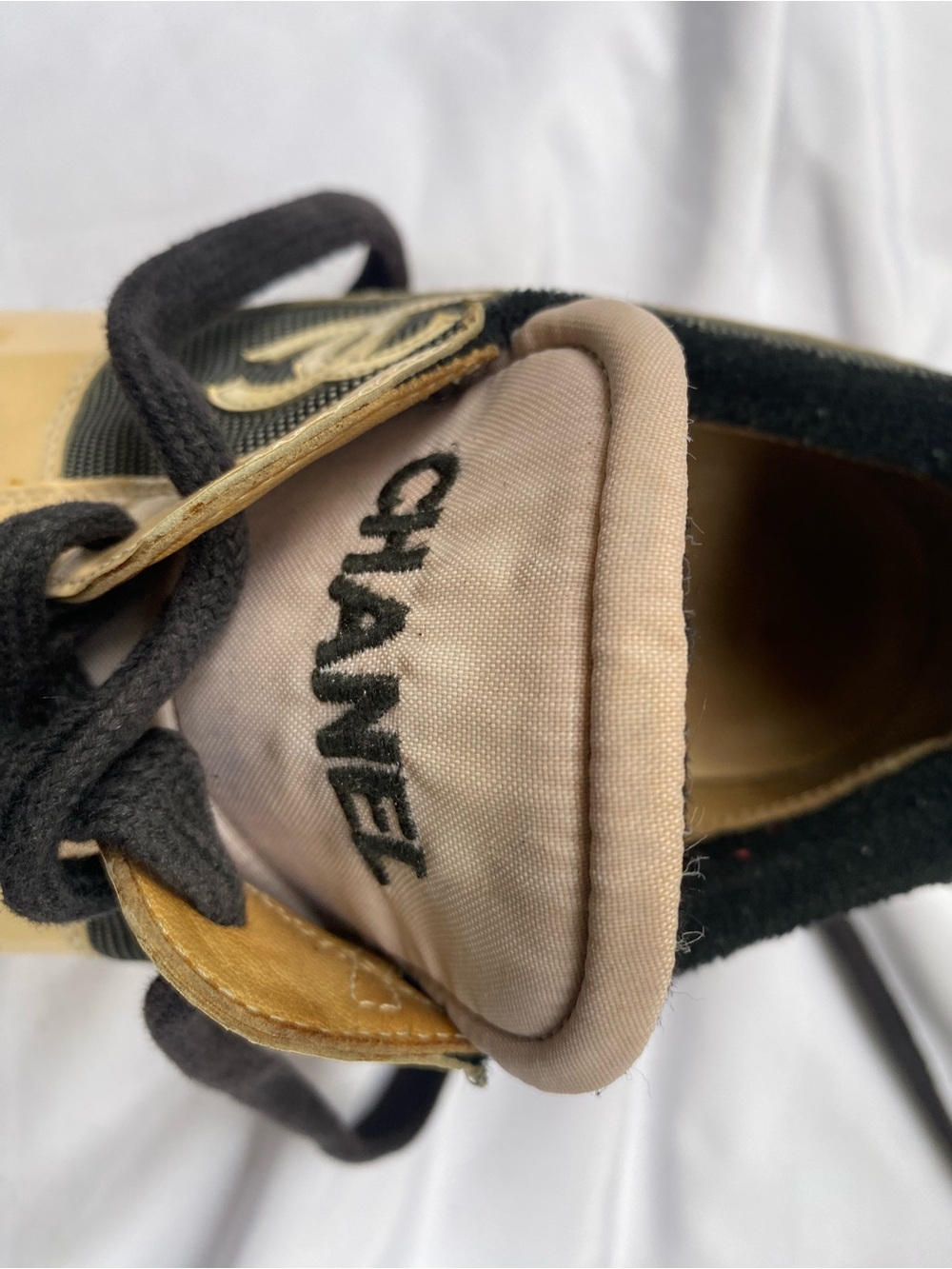 Vintage Chanel CC logo sneakers paten leather womens size 9 lace front FLAWS - Picture 14 of 16